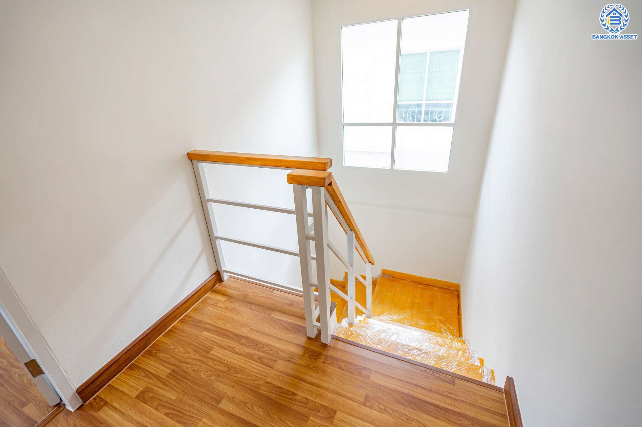 บ้านมือสองตกแต่งใหม่ ม.แลนซีโอ วงแหวน-พระราม5 (ซ.วัดส้มเกลี้ยง) บ้านแฝด หลังมุม เนื้อที่ 40 ตร.ว. ฟังก์ชัน 3 ห้องนอน 2 ห้องน้ำ 1 ที่จอดรถ บนทำเลศักยภาพ เดินทางสะดวก เชื่อมต่อทั้งปิ่นเกล้า-ศาลายา ใกล้เซ็นทรัลเวสต์เกต ทางด่วน "กาญจนาภิเษก" และรถไฟฟ้า "สถานีตลาดบางใหญ่"